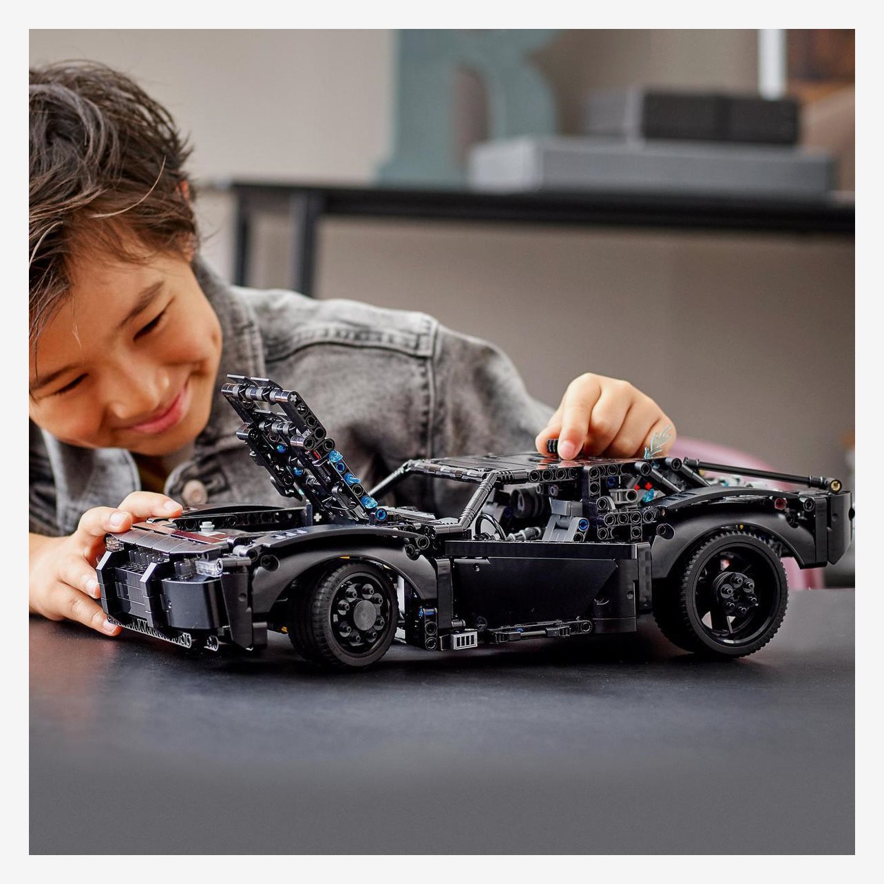 LEGO 42127 Technic BATMAN – BATMOBILEN, Byggsats för Barn och Tonåringar,  Leksaksfordon, Superhjältar : : Leksaker